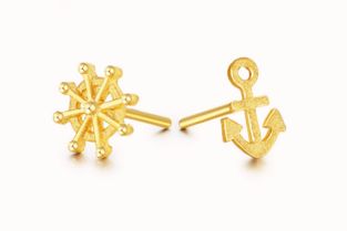 潮宏基珠寶 船錨與船舵黃金耳釘，不對稱設(shè)計(jì)點(diǎn)亮?xí)r尚個(gè)性